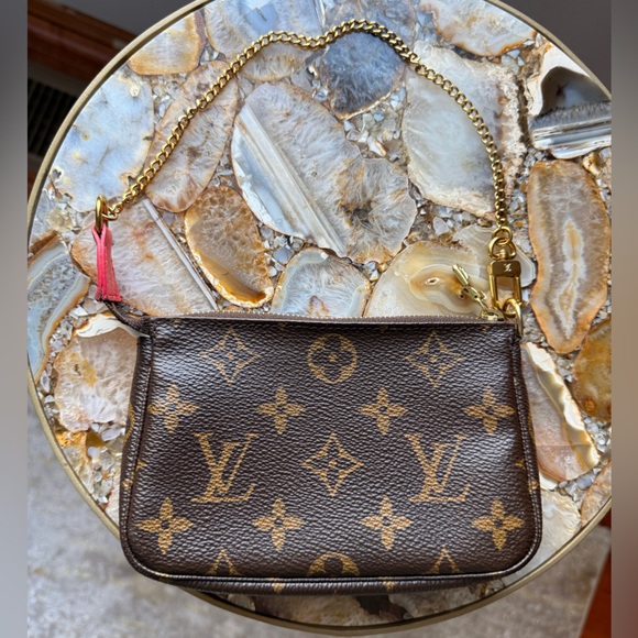 AUTHENTIC LOUIS VUITTON Monogram Evasion Illustré Mini Pochette Accessoires - Picture 7 of 12